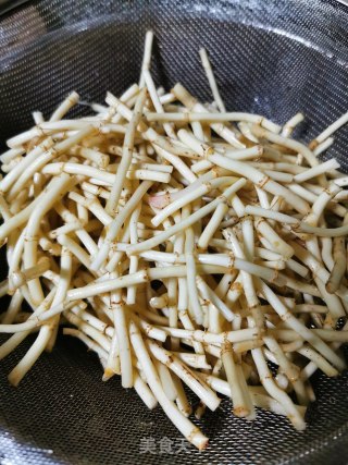 折耳根炒肉丝的做法步骤：3