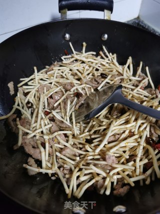 折耳根炒肉丝的做法步骤：9
