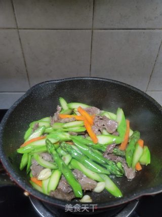 芦笋炒牛肉的做法步骤：11