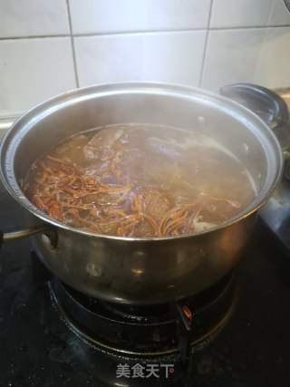 虫草花竹荪鲍鱼煲鸡汤的做法步骤：10