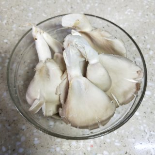 椒盐脆皮平菇的做法步骤：1