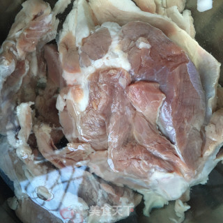 青椒葱丝炒羊肉的做法步骤：1