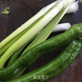青椒葱丝炒羊肉的做法步骤：2