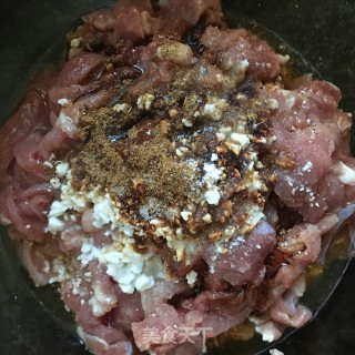 青椒葱丝炒羊肉的做法步骤：3