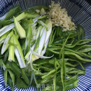 青椒葱丝炒羊肉的做法步骤：5