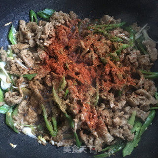 青椒葱丝炒羊肉的做法步骤：9