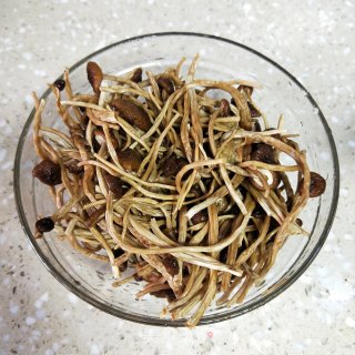茶树菇焖腊鸡的做法步骤：2