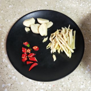 茶树菇焖腊鸡的做法步骤：3