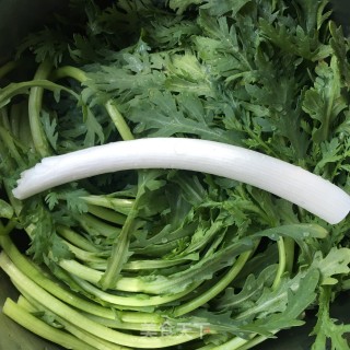 茶油蒜香茼蒿的做法步骤：1