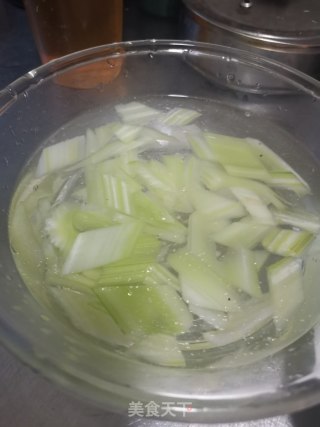 西芹百合的做法步骤：8