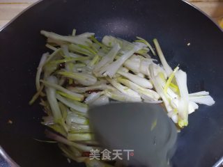 腊肉炒藠头的做法步骤：7