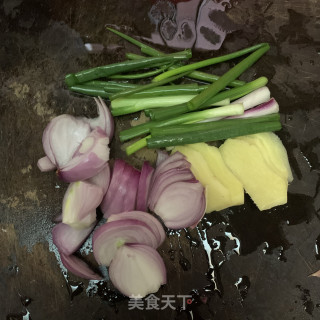电饭煲焖鸡的做法步骤：1