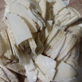 荷兰豆炒冬笋的做法步骤：2