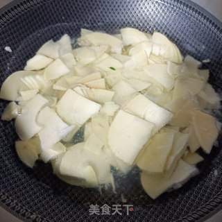 荷兰豆炒冬笋的做法步骤：3