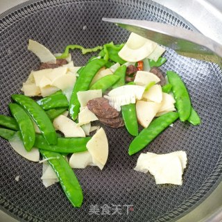 荷兰豆炒冬笋的做法步骤：14
