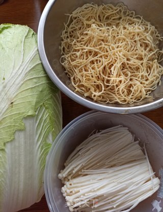 白菜干丝金针菇烩牛肉的做法步骤：1