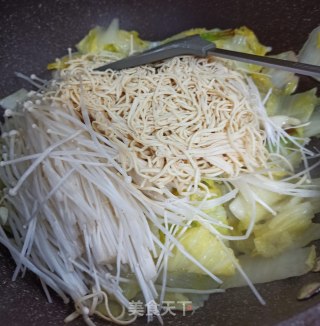 白菜干丝金针菇烩牛肉的做法步骤：3