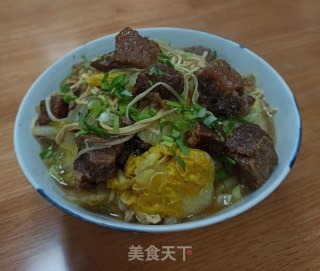 白菜干丝金针菇烩牛肉的做法步骤：6