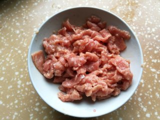青蒜胡萝卜炒牛肉的做法步骤：1