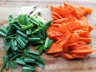 青蒜胡萝卜炒牛肉的做法步骤：2