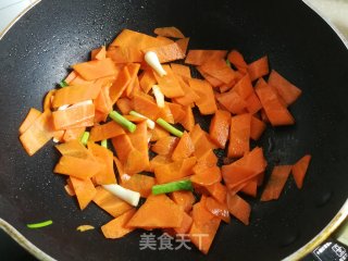 青蒜胡萝卜炒牛肉的做法步骤：4