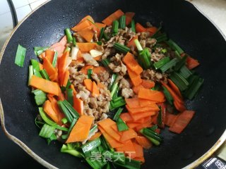 青蒜胡萝卜炒牛肉的做法步骤：5