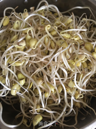 双丸肉片黄豆芽汤的做法步骤：1