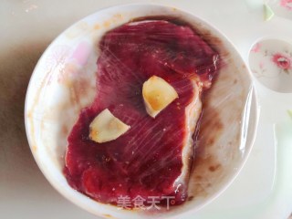煎牛排的做法步骤：4