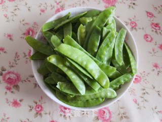 荷兰豆炒午餐肉的做法步骤：1