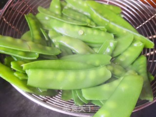 荷兰豆炒午餐肉的做法步骤：2