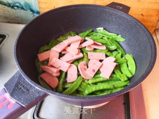 荷兰豆炒午餐肉的做法步骤：9
