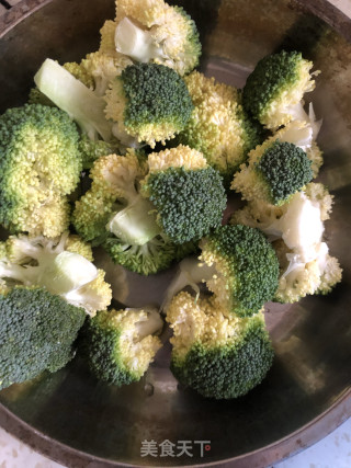 干辣椒爆西兰花的做法步骤：1