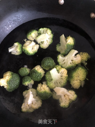 干辣椒爆西兰花的做法步骤：2