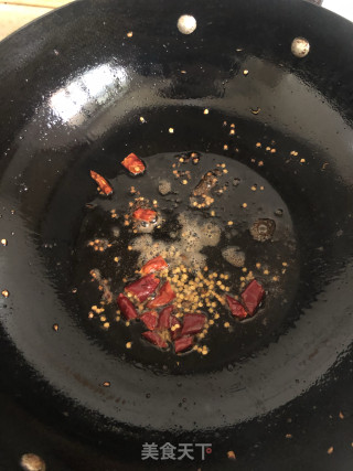 干辣椒爆西兰花的做法步骤：3