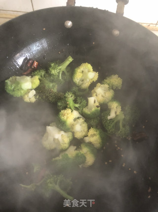 干辣椒爆西兰花的做法步骤：4