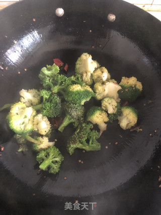干辣椒爆西兰花的做法步骤：5
