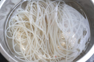 红薯粉丝炒豆芽的做法步骤：1