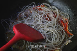 红薯粉丝炒豆芽的做法步骤：5