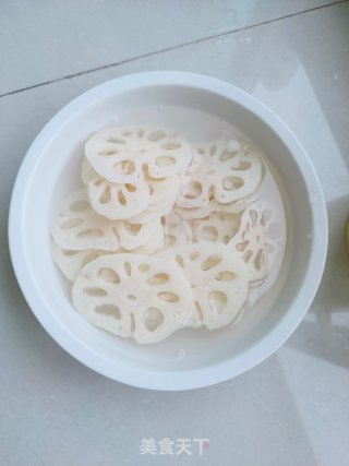 糖醋藕片的做法步骤：2