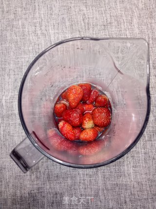 鲜榨草莓汁的做法步骤：2