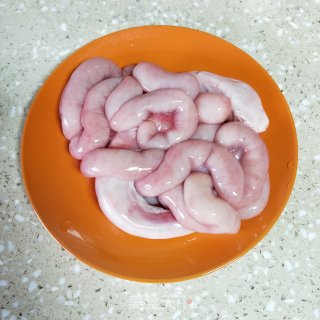 爆炒猪生肠的做法步骤：1