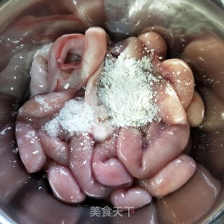 爆炒猪生肠的做法步骤：2