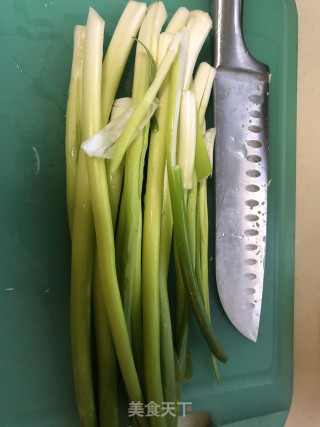 素炒蒜苗的做法步骤：1