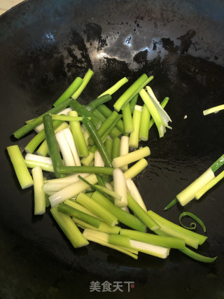 素炒蒜苗的做法步骤：2