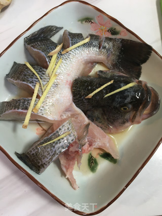 清蒸鲈鱼的做法步骤：2