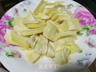腊肉烧笋的做法步骤：1