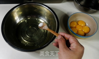 烫面法制作柔嫩的古早蛋糕的做法步骤：2