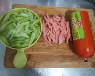 芹菜炒火腿肠的做法步骤：1