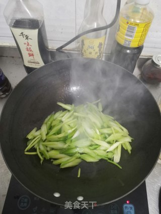 芹菜炒火腿肠的做法步骤：2