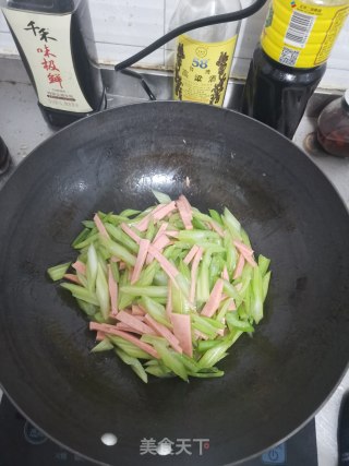 芹菜炒火腿肠的做法步骤：3